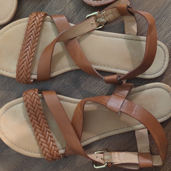 Three pairs of cute sandals - Picture 2 of 4